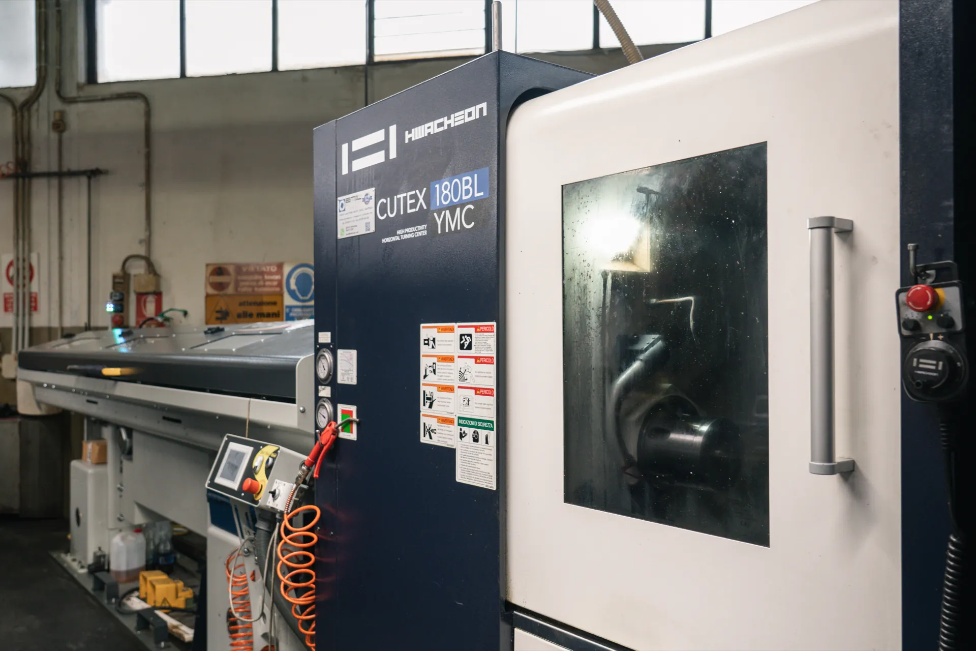 Tornio CNC Hwacheon Cutex 180BL YMC con caricatore barre