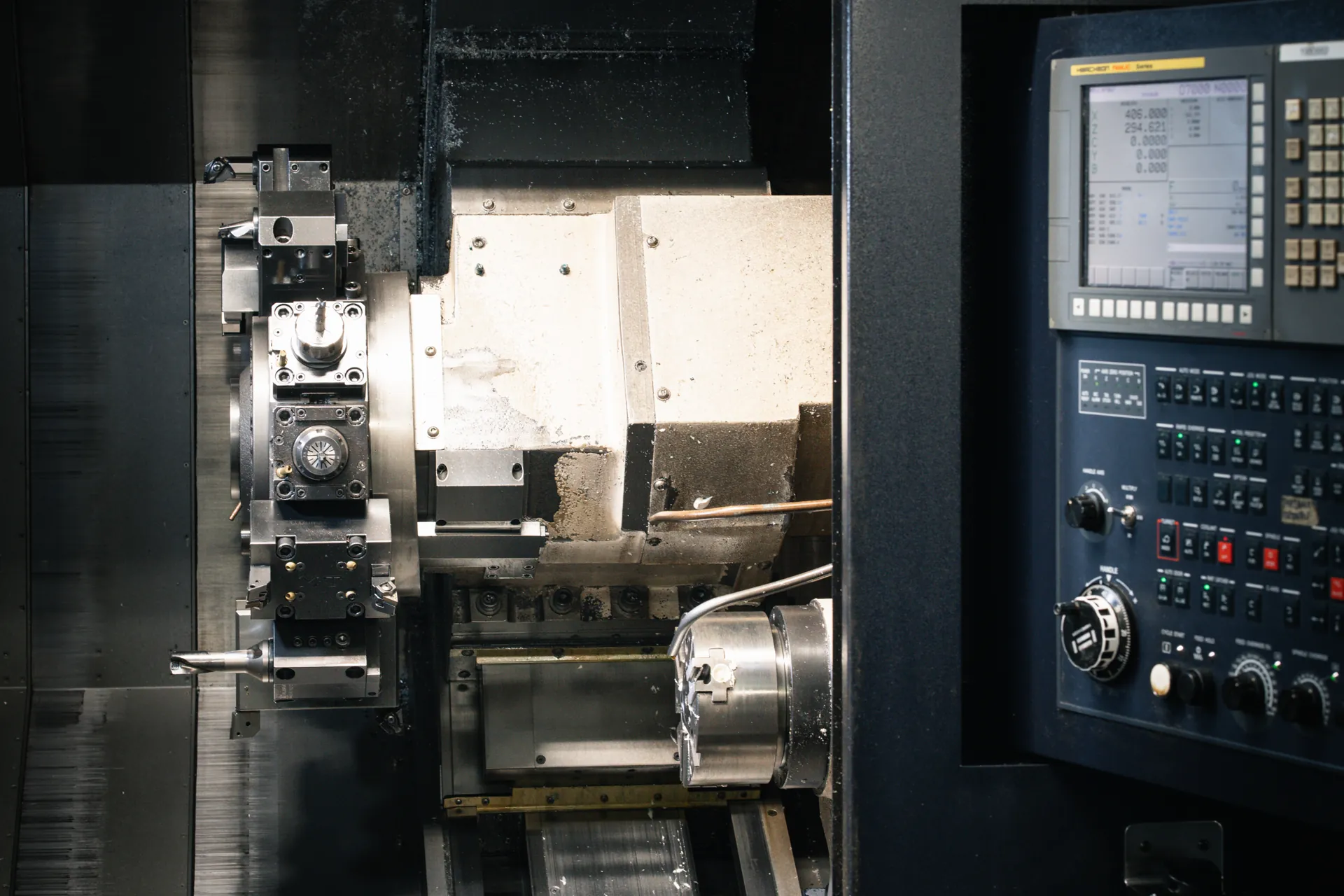 Zona di lavoro e controllo numerico del tornio Hwacheon 230AL