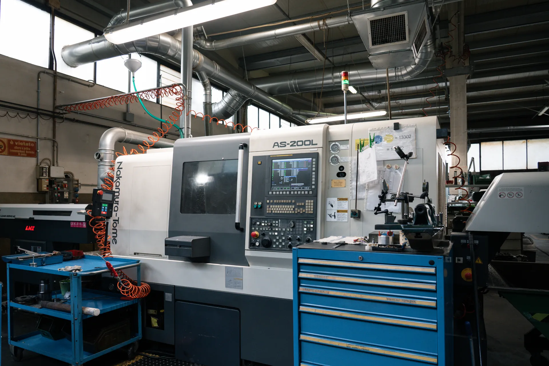 Tornio Nakamura-Tome AS-200L nel reparto produzione Min-Mec
